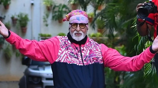 Aktor senior Bollywood Amitabh Bachchan melambaikan tangan kepada kerumunan penggemar di luar gerbang rumahnya Jalsa di Mumbai.