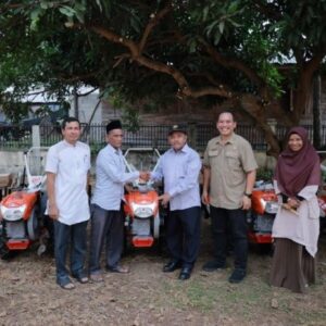 Asisten II Aceh Besar serah alsintan