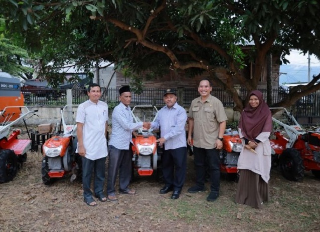 Asisten II Aceh Besar serah alsintan