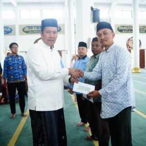 Bupati Haili Yoga insentif guru ngaji dan pengurus masjid