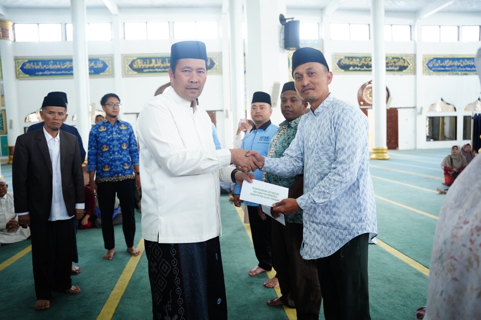 Bupati Haili Yoga insentif guru ngaji dan pengurus masjid