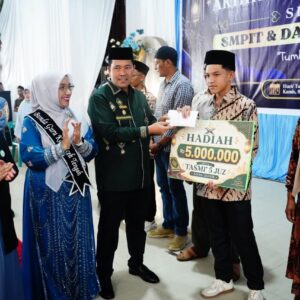 Bupati Haili Yoga serah hadiah untuk siswa penghafal Alquran