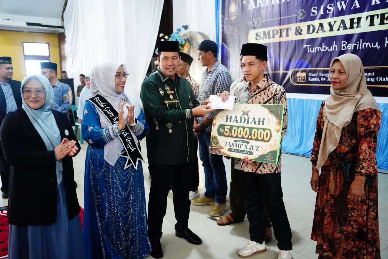 Bupati Haili Yoga serah hadiah untuk siswa penghafal Alquran