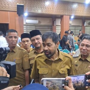 Gubernur Mualem foto Line1News
