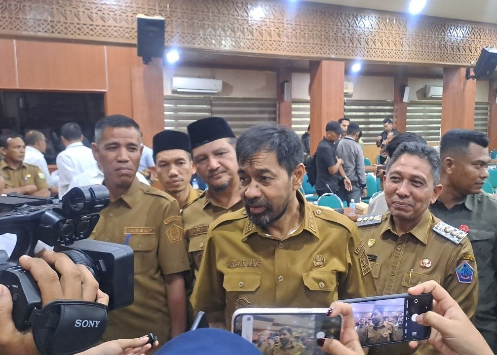 Gubernur Mualem foto Line1News