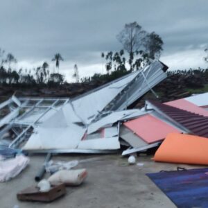 Huntara Langkahan rusak diterjang angin kencang