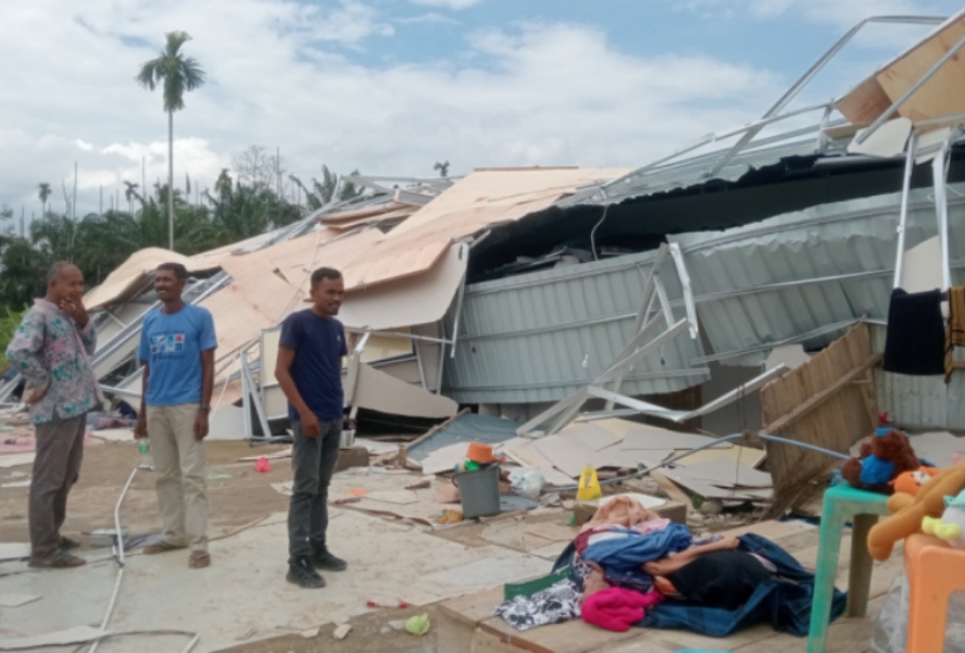 Huntara Rumoh Rayeuk Langkahan diterjang angin kencang