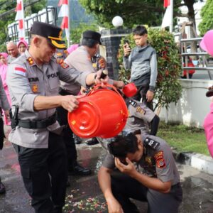 Kapolres Aceh Tengah mandikan personel naik pangkat