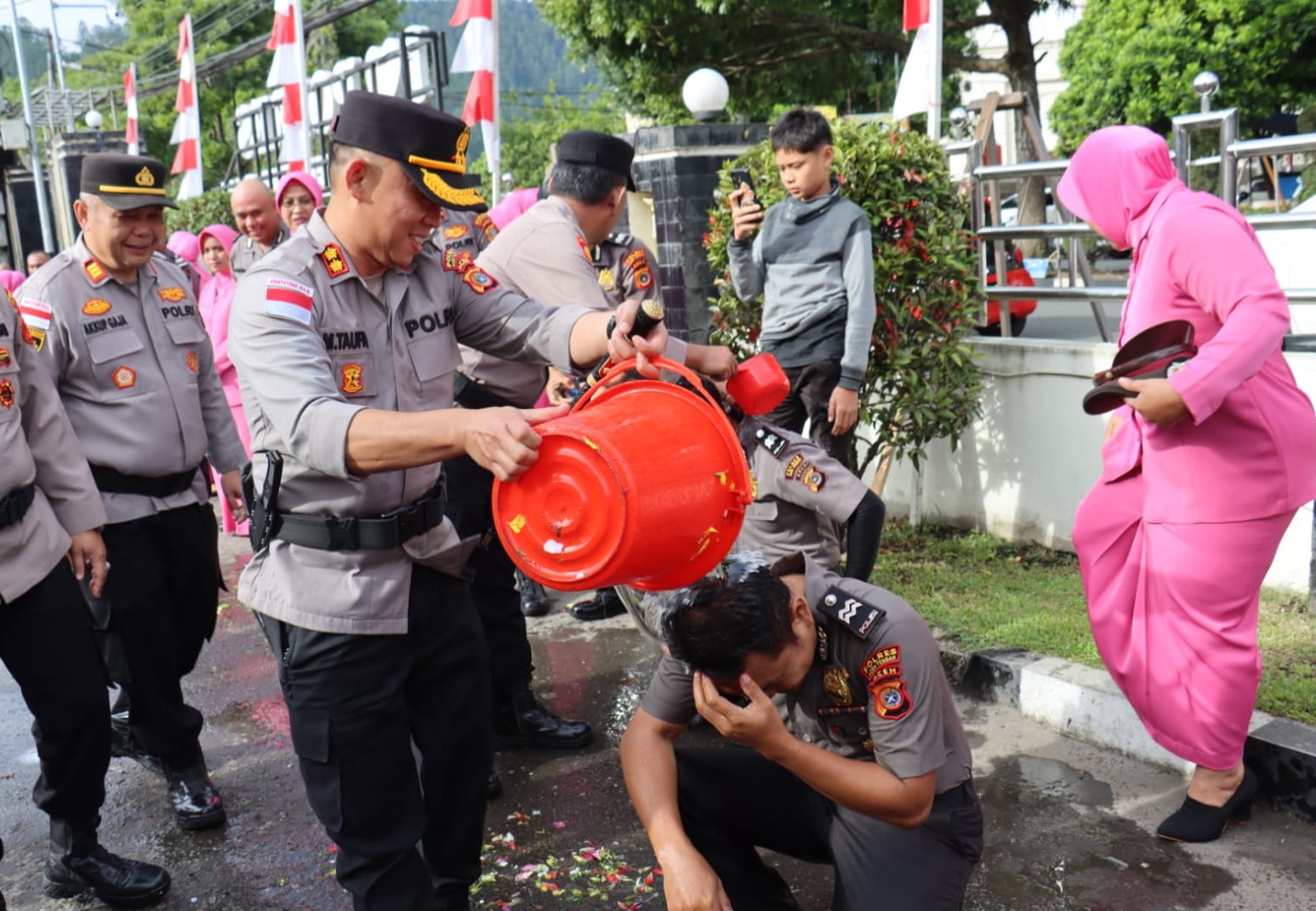 Kapolres Aceh Tengah mandikan personel naik pangkat