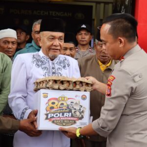 Kapolres Aceh Tengah serahkan paket bingkisan kepada amil jenazah