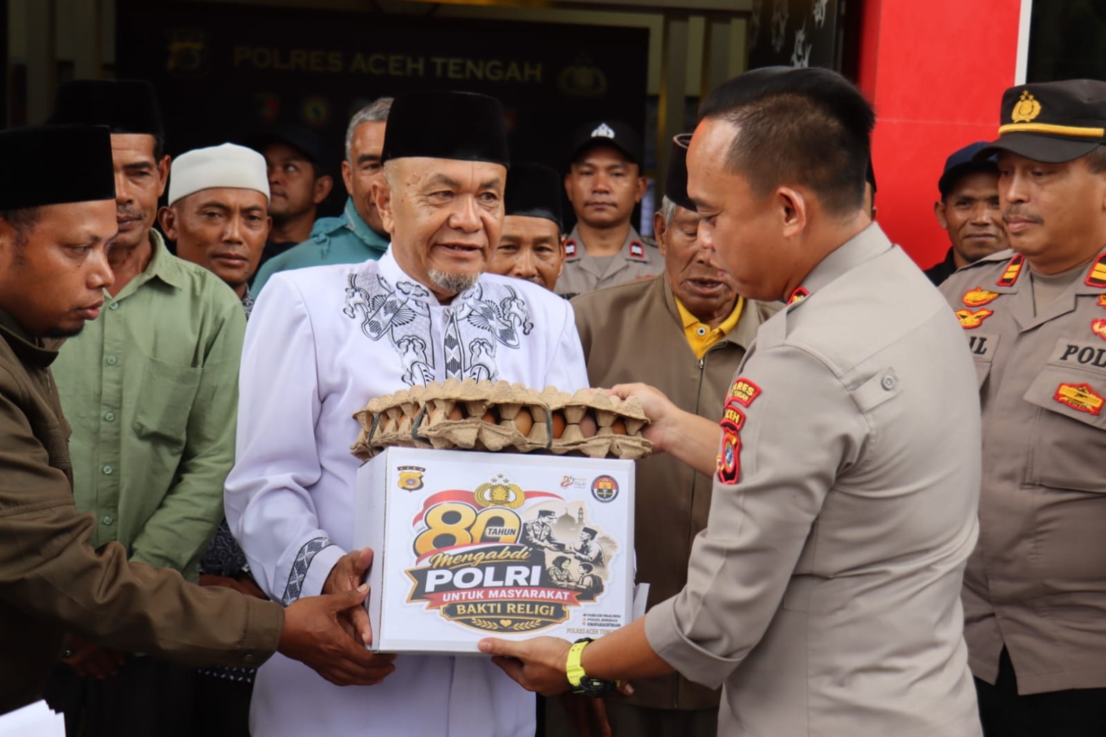 Kapolres Aceh Tengah serahkan paket bingkisan kepada amil jenazah