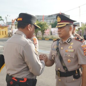 Kapolres Lhokseumawe memberi ucapan selamat kepada Wakapolres baru