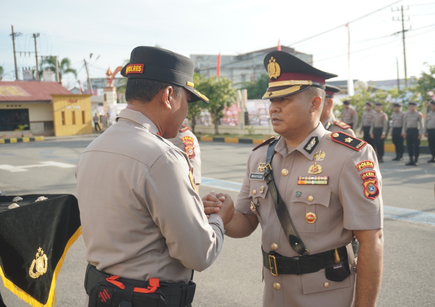 Kapolres Lhokseumawe memberi ucapan selamat kepada Wakapolres baru