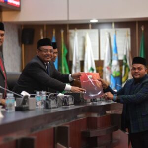 Ketua Baleg DPRA serah Raqan Pertambangan Minerba