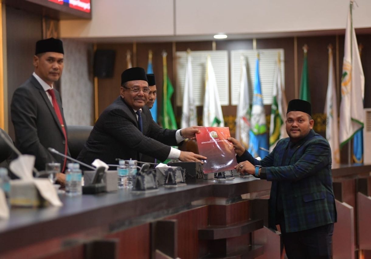 Ketua Baleg DPRA serah Raqan Pertambangan Minerba