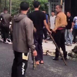 Masyarakat saat mencari anjing yang menggigit warga