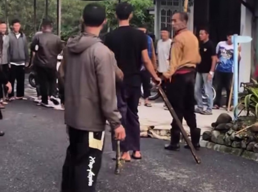 Masyarakat saat mencari anjing yang menggigit warga