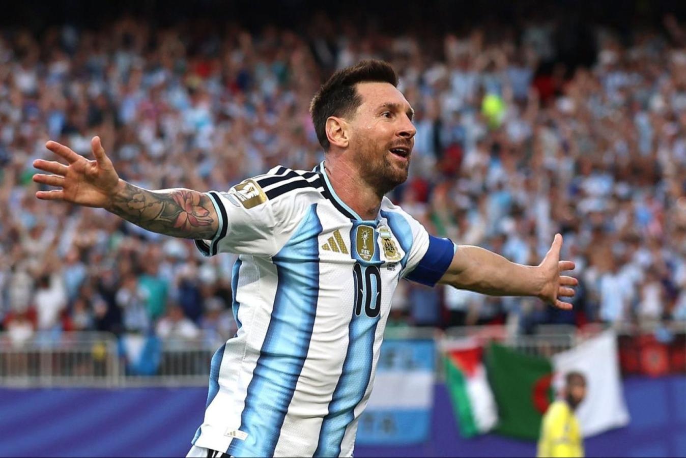 Messi selebrasi usai cetak gol ke gawang Aljazair