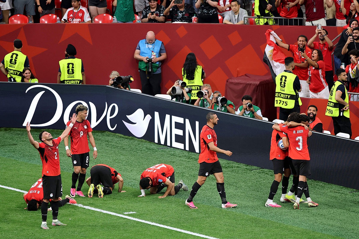 Pemain Timnas Mesir sujud Syukur