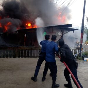 Petugas Damkar Aceh Tengah padamkan kebakaran rumah Paya Tumpi 1