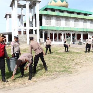 Polisi gotong royong di masjid