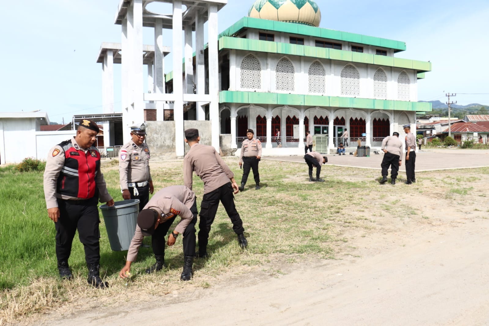 Polisi gotong royong di masjid