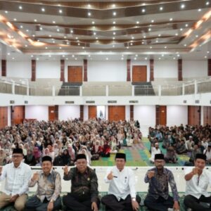 Rektor UIN Suna dan Purek serta mahasiswa foto bersama
