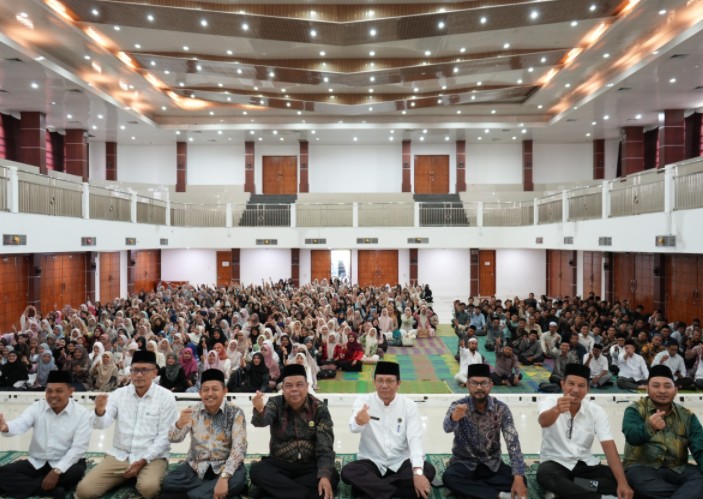 Rektor UIN Suna dan Purek serta mahasiswa foto bersama