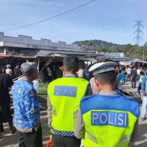 Satlantas Bener Meriah olah TKP kecelakaan truk Fuso