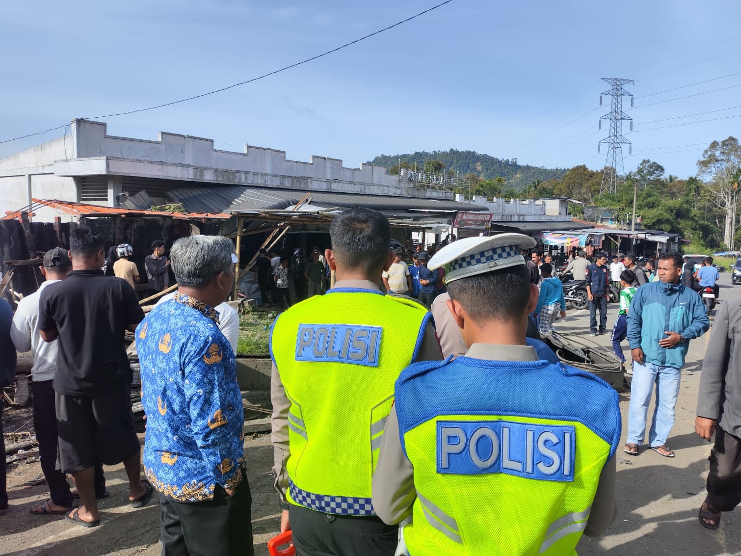 Satlantas Bener Meriah olah TKP kecelakaan truk Fuso