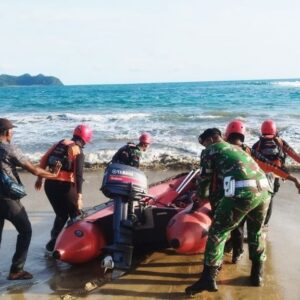 Tim SAR cari remaja terseret ombak laut