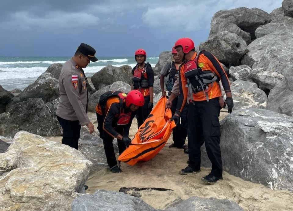 Tim SAR evakuasi korban tenggelam pantai Aceh Besar