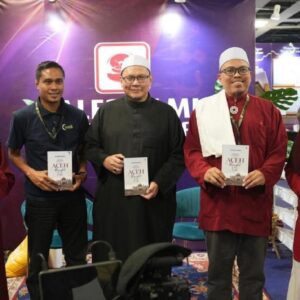 Tuanku Haji Yusri ketiga dari kiri bersama Sekjen Cisah Mawardi dua dari kiri