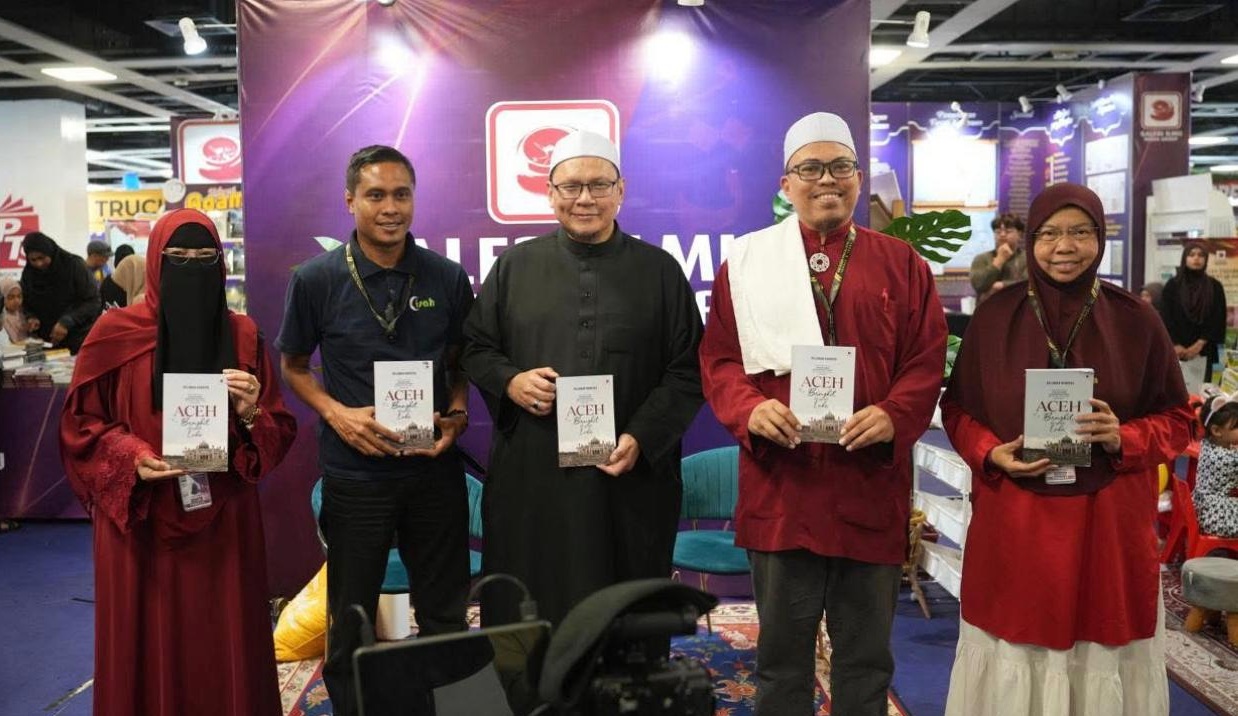 Tuanku Haji Yusri ketiga dari kiri bersama Sekjen Cisah Mawardi dua dari kiri