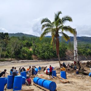 Warga Kampung Reje Payung gotong royong bangun jembatan apung