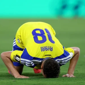 Yasin Ayari sujud syukur