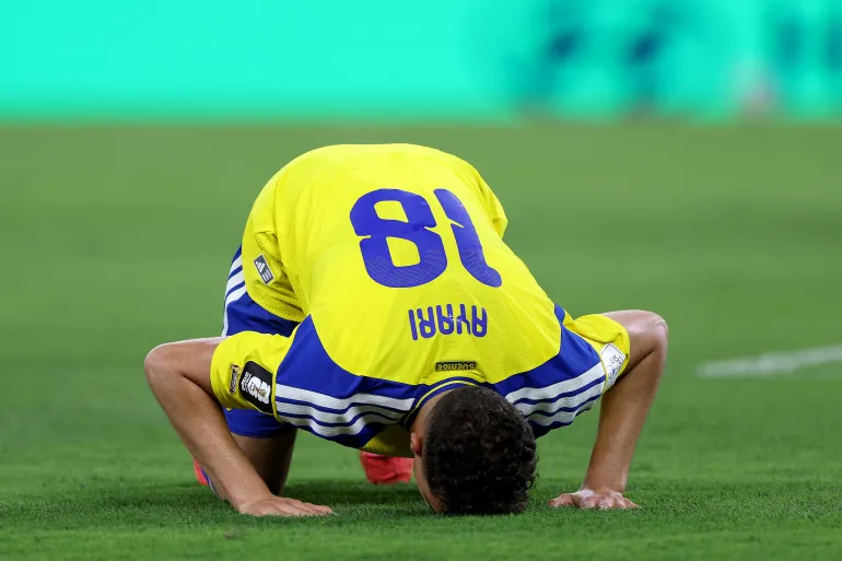 Yasin Ayari sujud syukur