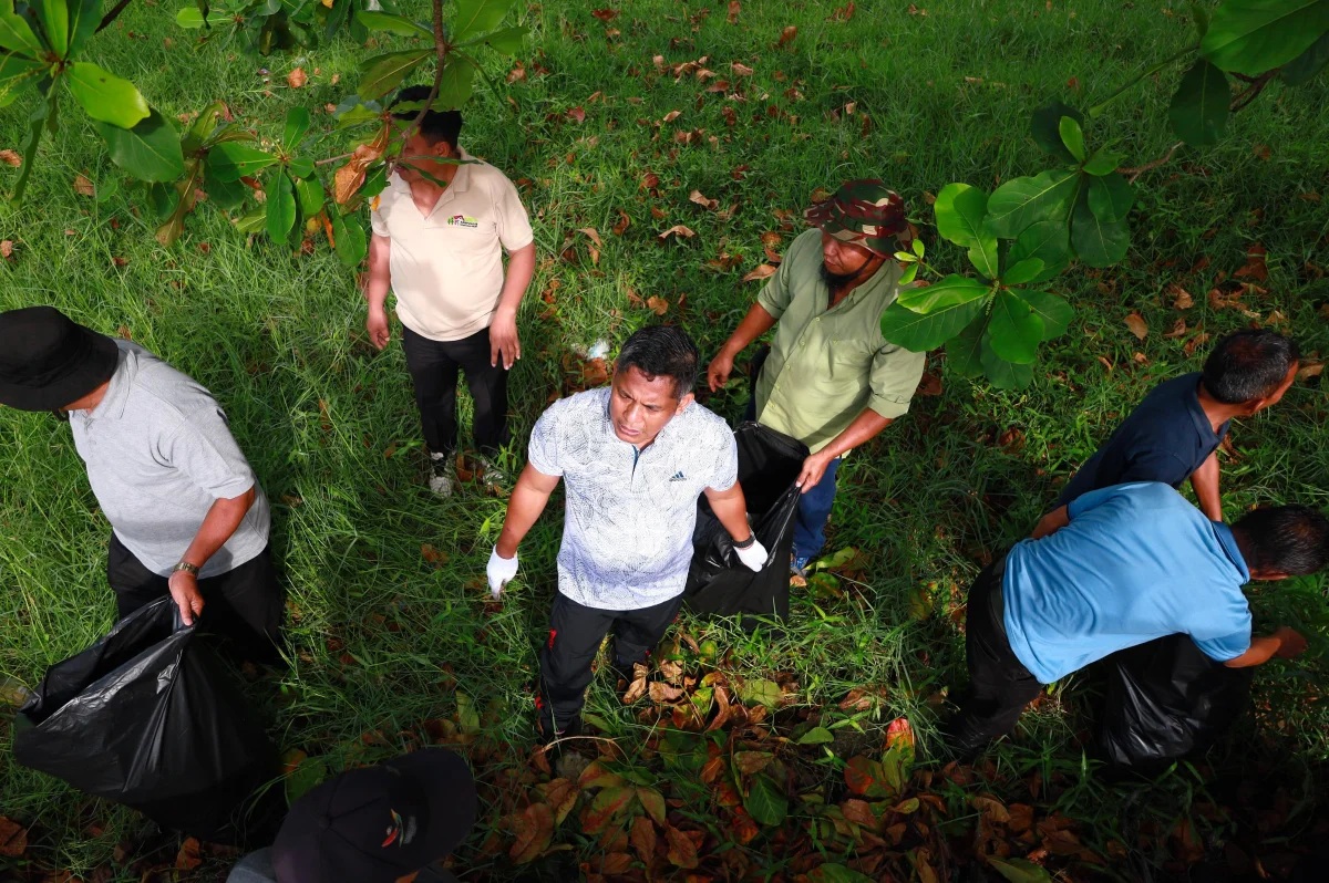 ASN Pemkab Aceh Barat gotong royong di Lapangan Teuku Umar