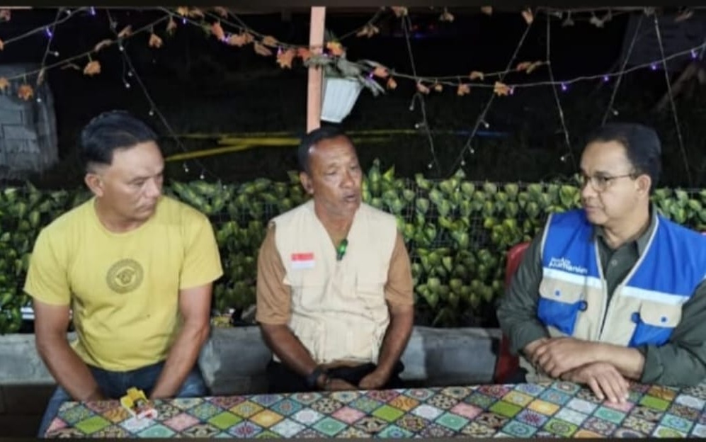 Anies Baswedan bersama warga Tajuk Enang=Enang