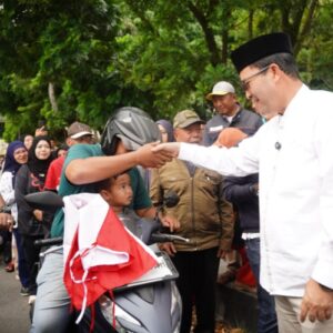 Bupati Haili Yoga bagikan bendera kepada pengendara