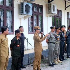 Bupati Tarmizi membei arahan saat sidak kantor Satpol PP