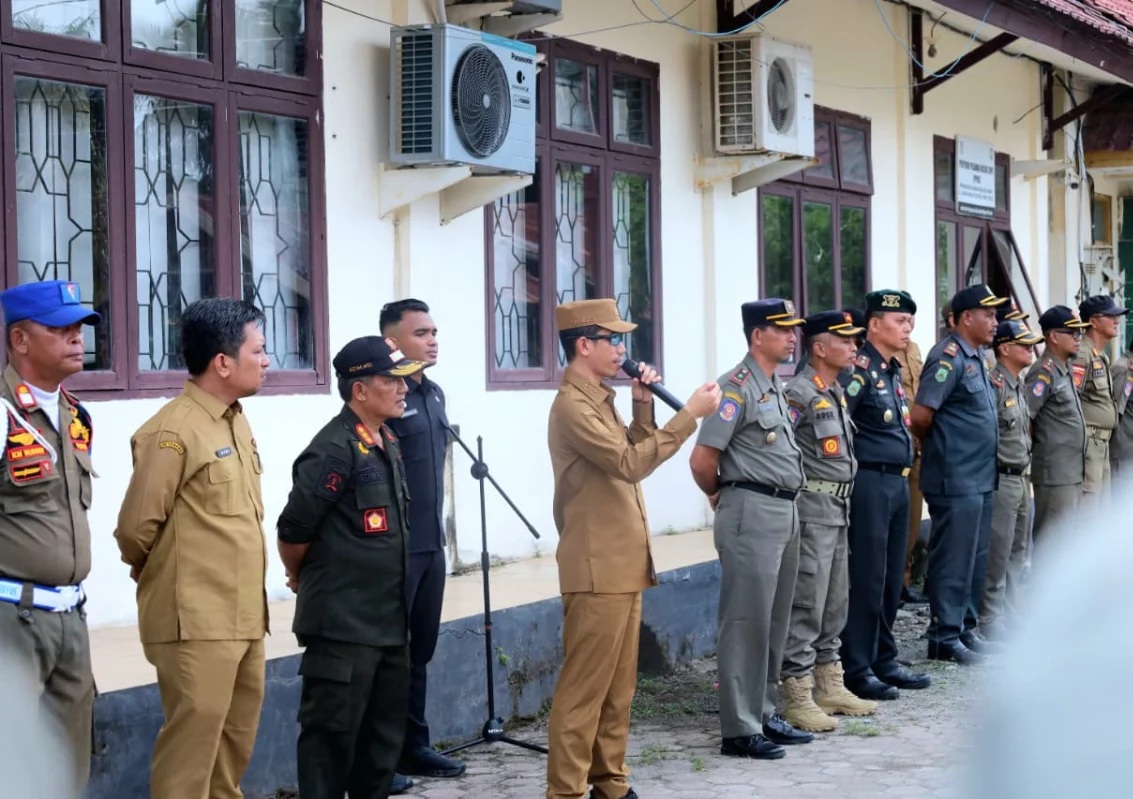 Bupati Tarmizi membei arahan saat sidak kantor Satpol PP