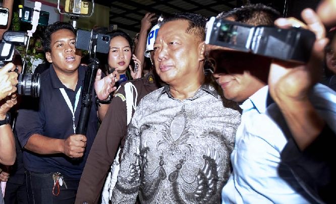 Eks Jampidsus Febrie Adriansyah tiba di Rutan KPK