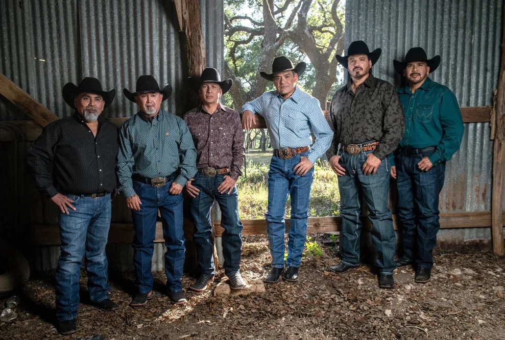 Gaya khas personel grup musik legendaris Intocable