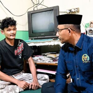Haji Uma berbincang dengan Rizki korban TPPO