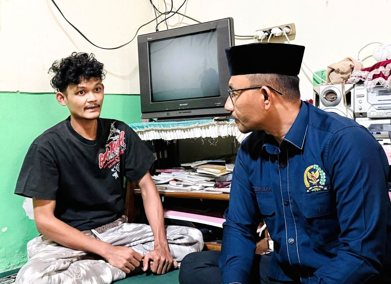 Haji Uma berbincang dengan Rizki korban TPPO