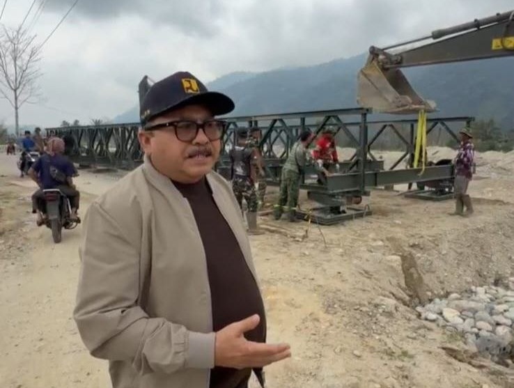 Kadis PUPR ACeh Mawardi lihat jembaytan bailey di Lokop