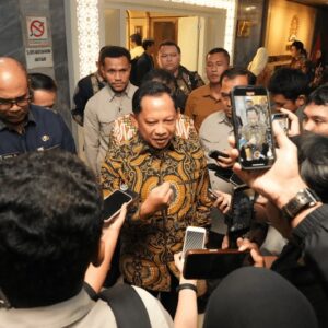Mendagri Tito melayani wawancara awak media
