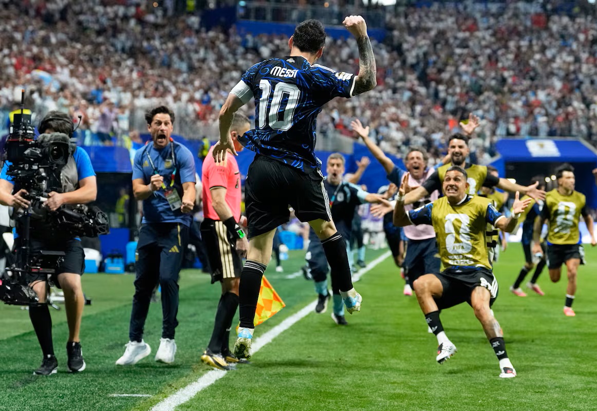 Messi rayakan gol kedua Argentina ke gawang Inggris