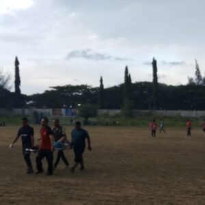 Pemain BI Lhokseumawe FC ditandu keluar lapangan